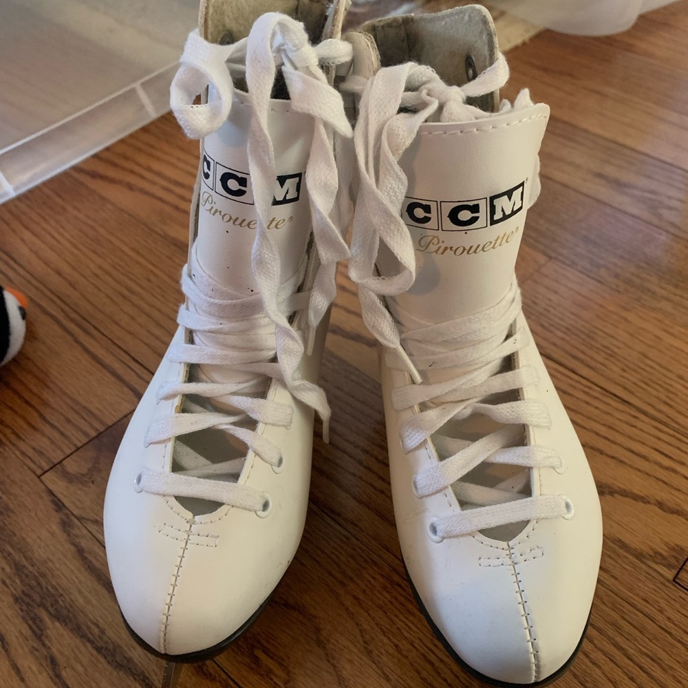 CCM Kids Pirouette Size 8 Figure Skates